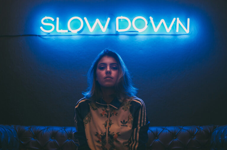 ¿Qué es el Slow Fashion? La revolución que empieza en tu clóset (y no, no es solo para millonarios de Instagram)